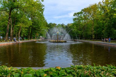 St. Petersburg, Rusya - 15 Eylül 2024: Peterhof Sarayı 'nda sonbahar, Petergof Sarayı' nda bulunan bir dizi saray ve bahçedir..