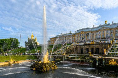 St. Petersburg, Rusya - 15 Eylül 2024: Peterhof Sarayı 'nda sonbahar, Petergof Sarayı' nda bulunan bir dizi saray ve bahçedir..