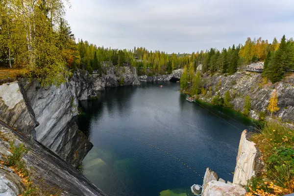 Sortavala, Rusya - 14 Eylül 2024: Ruskeala, Karelia, Rusya 'daki dağ parkındaki mermer kanyon. Güzel doğa manzarası.