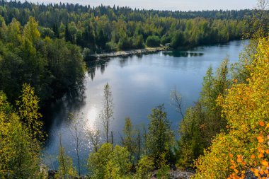 Sortavala, Rusya - 14 Eylül 2024: Ruskeala, Karelia, Rusya 'daki dağ parkındaki mermer kanyon. Güzel doğa manzarası.