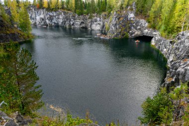 Sortavala, Rusya - 14 Eylül 2024: Ruskeala, Karelia, Rusya 'daki dağ parkındaki mermer kanyon. Güzel doğa manzarası.