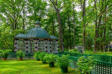 St. Petersburg, Rusya - 15 Eylül 2024: Peterhof Sarayı 'nda sonbahar, Petergof' ta bulunan bir dizi saray ve bahçedir.).