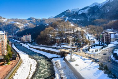 Sochi, Rusya - 21 Ocak 2025: Karla kaplı zirveler ve açık gökyüzü kayak ve rahatlama için mükemmel bir ortam yaratır.