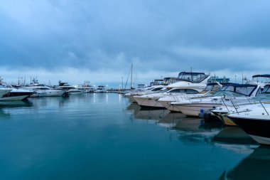 Sochi, Rusya - 23 Ocak 2025: Bulutlu bir kış günü, gün batımında lüks yatlar. Soçi limanı. Uzun pozlama.
