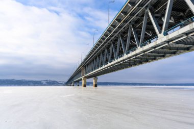 Başkanlık Köprüsü, Volga Nehri 'nin en geniş noktasındaki uçsuz bucaksız buz zeminine yakın çekim yapıyor. Avrupa 'nın en uzun köprüsü..