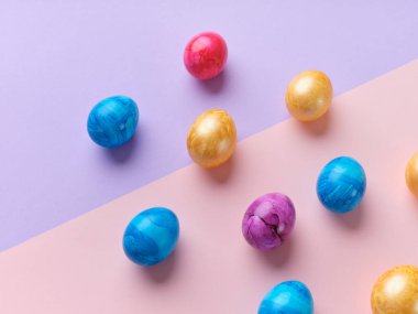 Renkli paskalya yumurtalarının olduğu düz bir zemin. Festival içeriği için yaratıcı şablon