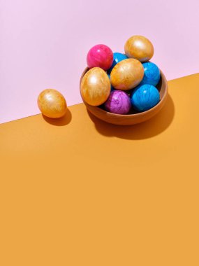 Renkli paskalya yumurtalarının parlak arkaplanda olduğu yaratıcı bir düzen. Festival içeriği için bir şablon