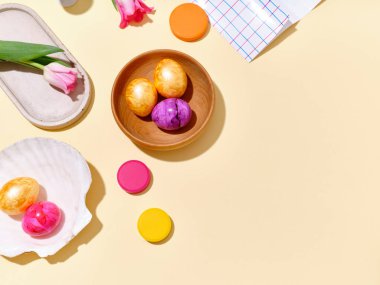 Düz yaşam, renkli paskalya yumurtaları ve parlak sarı, güneşli arka planda pembe lalelerle yatıyordu.. 