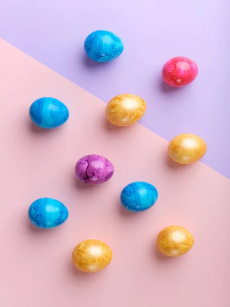 Плоские Откладывают Цветными Пасхальными Яйцами Ярком Фоне Творческий Шаблон Праздничного — стоковое фото