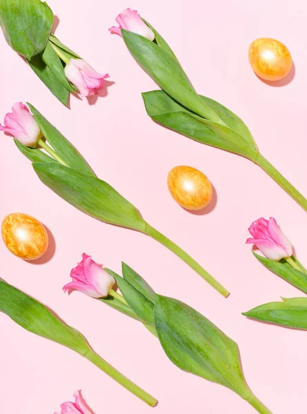 Flatlay Met Een Patroon Van Gouden Paaseieren Tulpen Roze Achtergrond — Stockfoto