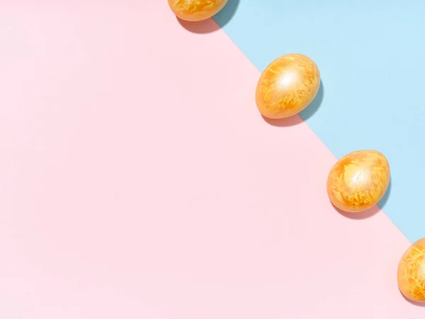 明るい青とピンクの背景に色の黄金のイースターエッグと創造的なレイアウト 祭りのイメージコンセプト — ストック写真