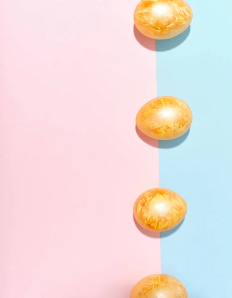 Kreativní Uspořádání Barevnými Zlatými Velikonočními Vejci Jasně Modrém Růžovém Pozadí — Stock fotografie