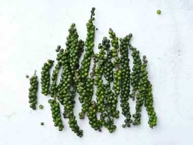 Açık arkaplanda yeşil biberler