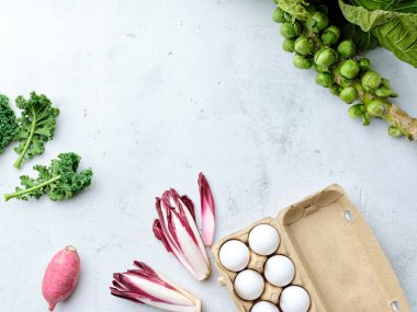 Sağlıklı yiyecekler manzarayı güzelleştirir. Sıfır atık yiyecek alışverişi. Vejetaryen ciusine pişirmek