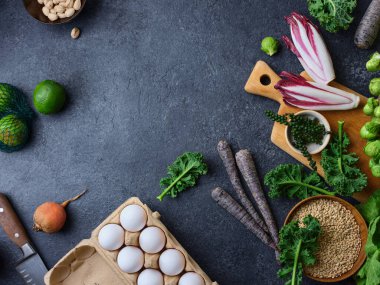 Sağlıklı yiyecekler koyu arkaplanda fotokopi alanı ile üst görünümü ayarlar. Sıfır atık yiyecek alışverişi. Vejetaryen ciusine pişirmek