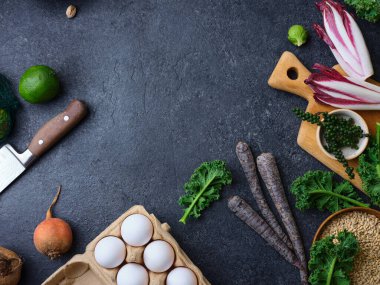 Sağlıklı yiyecekler koyu arkaplanda fotokopi alanı ile üst görünümü ayarlar. Sıfır atık yiyecek alışverişi. Vejetaryen ciusine pişirmek