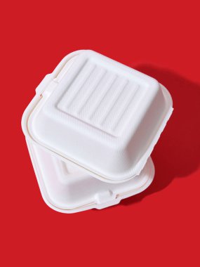 Burger kırmızı arkaplandaki kutuları kopyalama alanı ile birlikte götürür