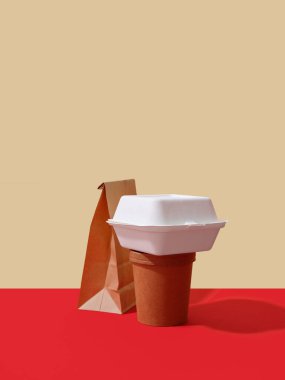 Paket servisi: renkli arkaplanda metin alanı olan kutular ve kaplar. Asgari konsept