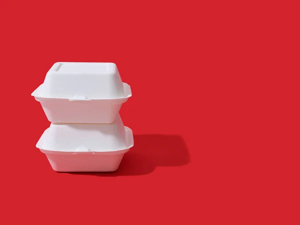 Burger Kırmızı Arkaplandaki Kutuları Kopyalama Alanı Ile Birlikte Götürür — Stok fotoğraf