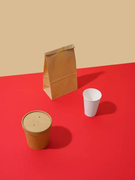 Takeaway Livsmedelsförpackningar Lådor Och Behållare Färgglad Bakgrund Med Textutrymme Minimalistiskt — Stockfoto