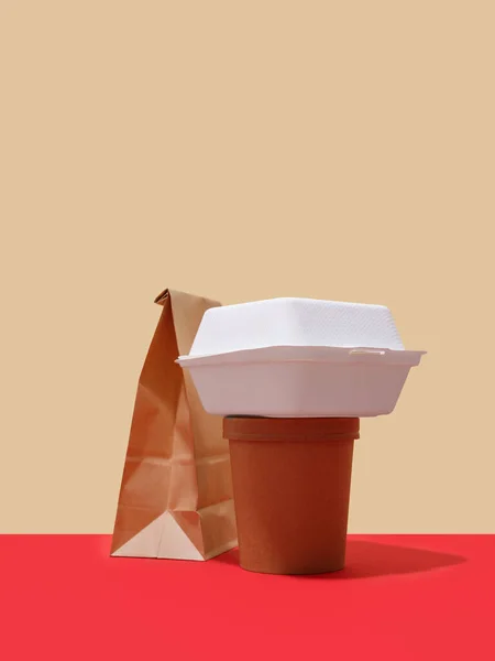 Takeaway Livsmedelsförpackningar Lådor Och Behållare Färgglad Bakgrund Med Textutrymme Minimalistiskt — Stockfoto