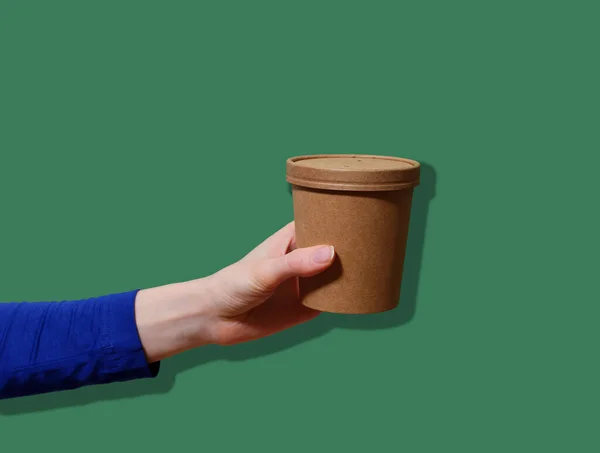 Vrouwelijke Hand Die Een Ecologische Container Vasthoudt Voor Afhaalsoep — Stockfoto