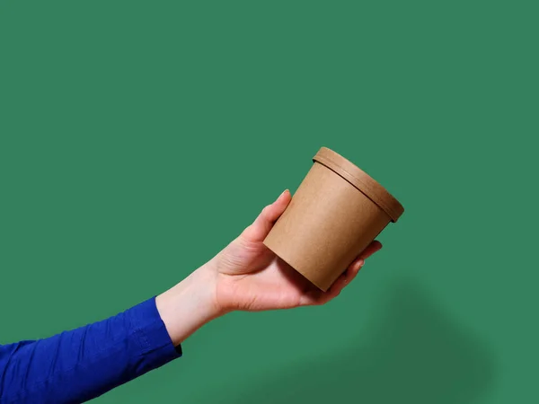 Vrouwelijke Hand Die Een Ecologische Container Vasthoudt Voor Afhaalsoep — Stockfoto