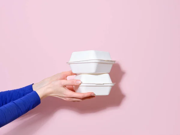 Weibliche Hand Hält Lebensmittelbehälter Für Burger Zum Mitnehmen Blitzlicht Kopierraum — Stockfoto