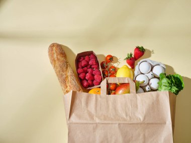 Sağlıklı ürünlerle dolu bir poşet. Organik gıda kavramı, kopyalama alanı