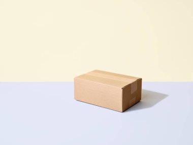 Bir yığın karton paket. 