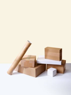 Bir yığın karton paket. 
