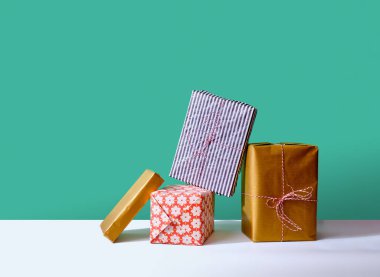 Stüdyoda hediye paketleri var.