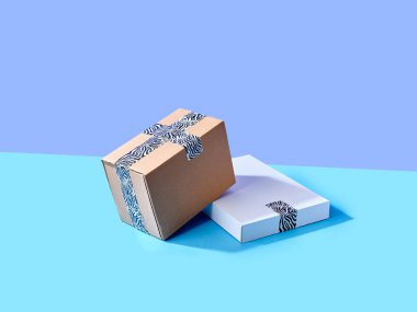 Bir yığın karton paket. 