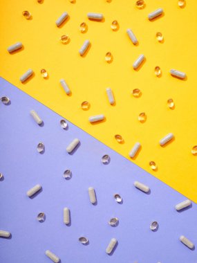 Renkli arka planda çeşitli gıda takviye hapları