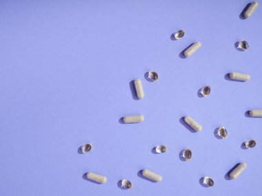 Renkli arka planda çeşitli gıda takviye hapları