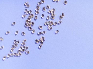 Renkli arka planda çeşitli gıda takviye hapları