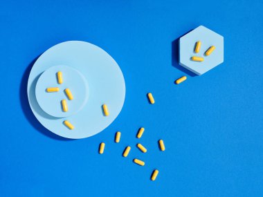 Renkli arka planda gıda takviyesi hapları ile yaratıcı bileşim