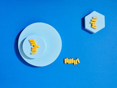 Renkli arka planda gıda takviyesi hapları ile yaratıcı bileşim