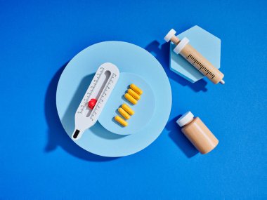 Renkli arka planda gıda takviyesi hapları ile yaratıcı bileşim