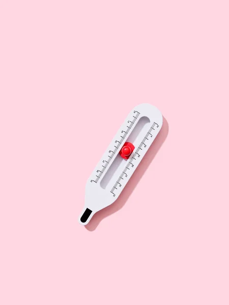 Speelgoedhouten Thermometer Met Rode Schuifregelaar Roze Achtergrond Met Kopieerruimte Stockfoto