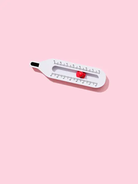 Speelgoedhouten Thermometer Met Rode Schuifregelaar Roze Achtergrond Met Kopieerruimte Stockafbeelding
