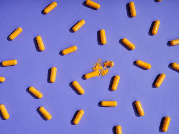 Narancs Tabletták Ibolya Háttér Stock Fotó