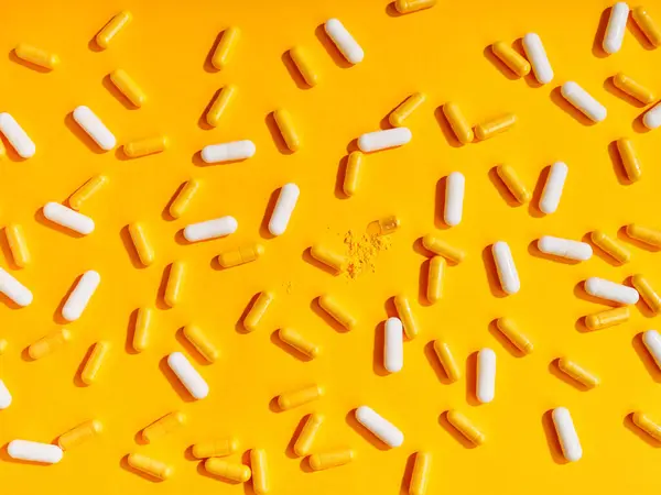 Különböző Étrend Kiegészítő Tabletták Sárga Alapon Stock Fotó