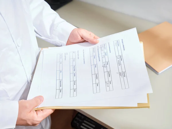 Άντρας Ιατρικός Επαγγελματίας Περνάει Χαρτιά Του Ασθενούς Ένα Νοσοκομείο Εικόνα Αρχείου