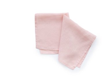 Üst kattaki pembe keten mutfak peçetesi beyaz arka planda izole edilmiş. Metin alanı olan katlanmış kumaş