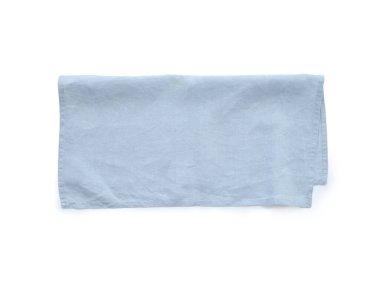 Üst manzara mavi keten mutfak peçetesi beyaz arka planda izole edilmiş. Model için katlanmış kumaş