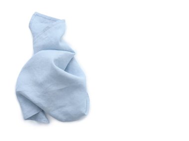 Üst manzara mavi keten mutfak peçetesi beyaz arka planda izole edilmiş. Model için katlanmış kumaş