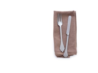 Beyaz arka planda izole edilmiş kahverengi keten peçeteyle yatıyordu. Model için katlanmış kumaş