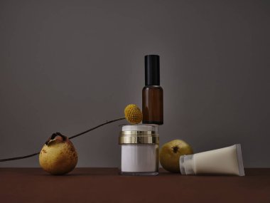 Lüks cilt bakımı seti, kahverengi ve gri arka planda boş güzellik ürünleri şişeleri. Çeşitli aksesuarlarla ürün çekimi. Serum, el kremi, nemlendirici..