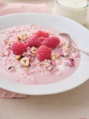 Çeşitli malzemelerle bir gecede yulaf ezmesi. Fitness sağlıklı organik br